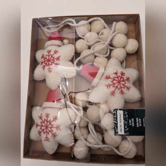 Other - Artic Holiday 6 foot Garland  Made in India Nwt